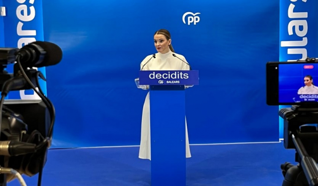 Marga Prohens se compromete con una estrategia a medio y largo plazo para la fidelización de personal médico y una auditoría de las listas de espera