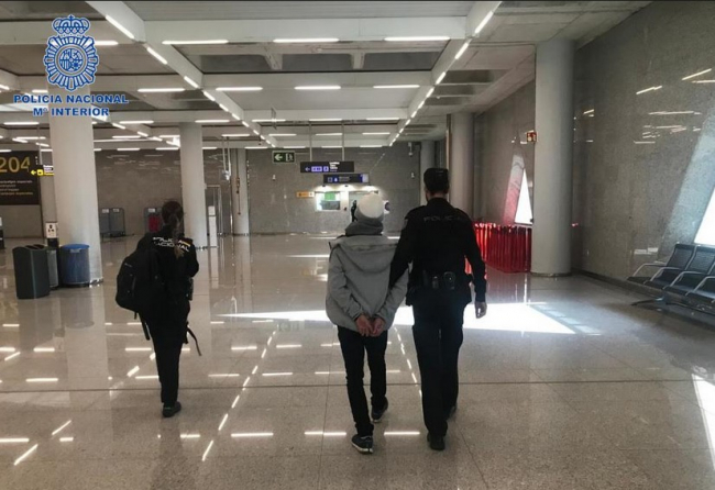 La Policía Nacional detiene a un conocido delincuente que sustrae a sus víctimas en aeropuertos y lugares turísticos