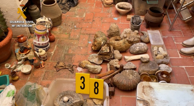 Intervenidas 350 piezas arqueológicas y casi 200 restos óseos en Alicante