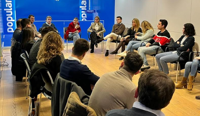 Marga Prohens defiende más vigilancia ante la subida de los precios de los vuelos estas fiestas a los estudiantes de Balears