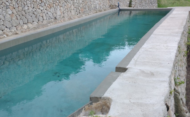 El Impuesto de Turismo Sostenible financia la recuperación de un aljibe en la finca pública de Planicia