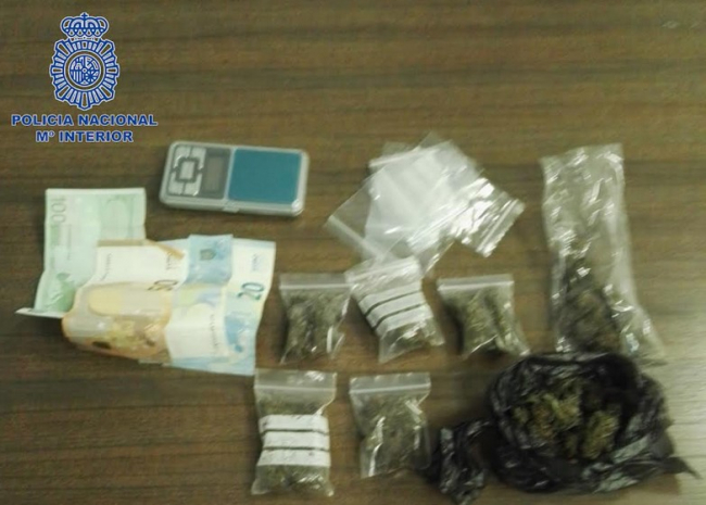 Detienen a una mujer por un delito contra la salud pública, tras cometer un hurto en un establecimiento