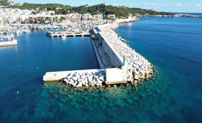 Las obras de refuerzo del dique del puerto de Cala Rajada entran en la fase final 