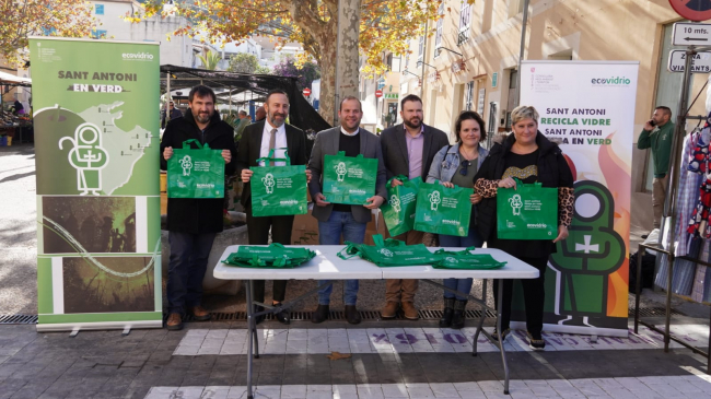 Medio Ambiente y Ecovidrio fomentan el reciclaje de envases de vidrio durante las fiestas de Sant Antoni
