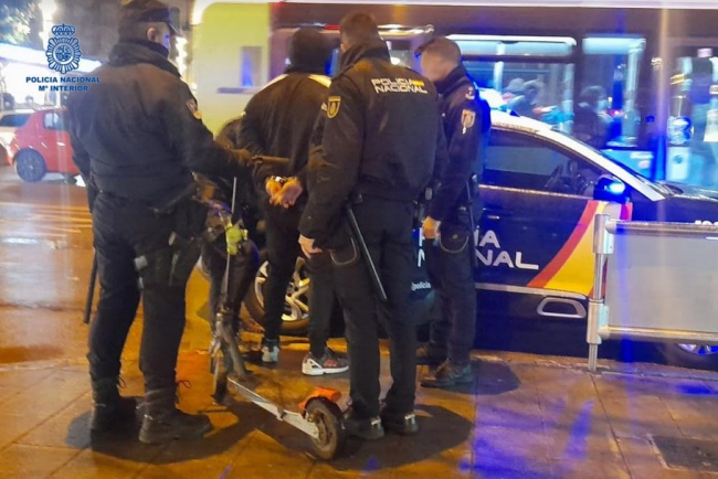 La Policía Nacional detiene a un joven que estaba en la salida de la estación intermodal con droga entre sus pertenencias