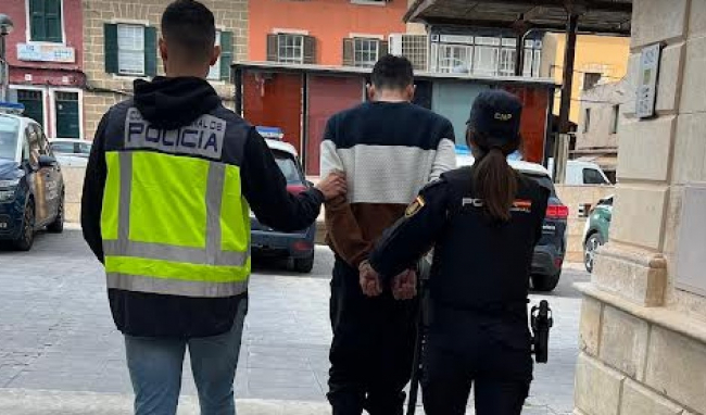 La Policía Nacional detiene a cuatro personas por robar y agredir a dos personas a la salida de unos baños de un local de ocio