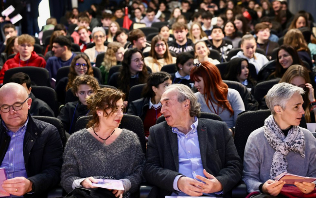 La presidenta del Govern asiste a un encuentro con alumnado de sa Pobla para potenciar la participación estudiantil