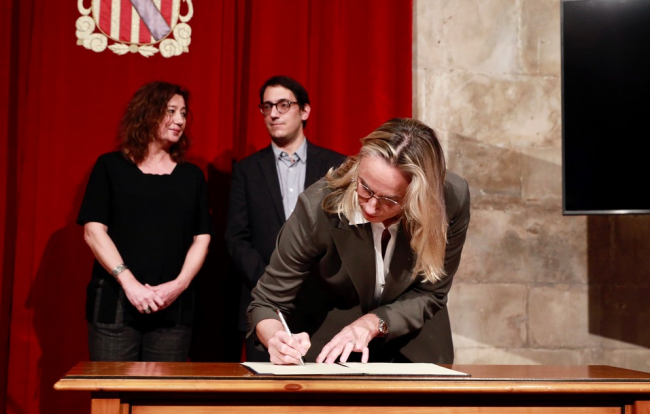 El Govern firma con los sindicatos y las patronales de hostelería una subida salarial del 8,5 % para los dos próximos años