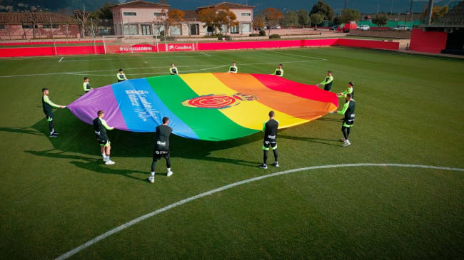 Consell de Mallorca y jugadores del RCD Mallorca despliegan un estandarte en contra de la homofobia en el deporte