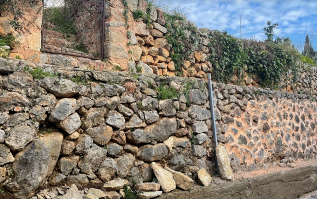 El Ayuntamiento de Alaró restaura un nuevo tramo de la antigua acequia de la Font de les Artigues