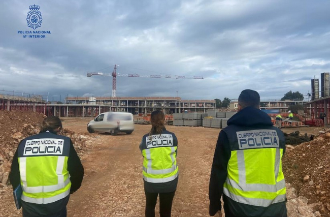 La Policía Nacional detiene a un empresario que contrataba fraudulentamente a personas que acababan de llegar en patera