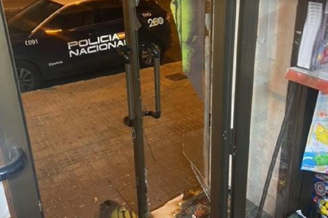 La Policía Nacional detiene a dos jóvenes por agredir y realizar daños en un establecimiento de alimentación 