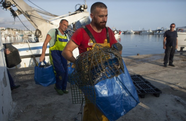 Caladeros Limpios comienza las acciones demostrativas de pesca de basura marina