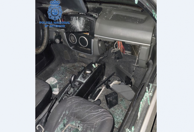 La Policía Nacional detiene a dos menores por destrozar un vehículo con un bate de beisbol