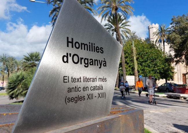 Palma inaugura el último de los monolitos dedicado a las Homilías de Organyà en las Baleares
