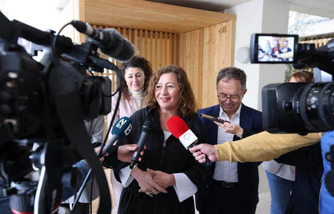 Armengol anuncia que “las familias con dos hijos y las monoparentales con uno de Baleares, tendrán los beneficios de las familias numerosas”