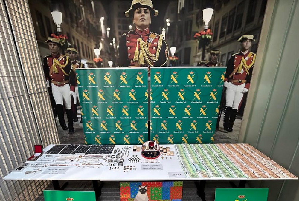 La Guardia Civil expone las joyas recuperadas en el robo del Santuario de Lluc