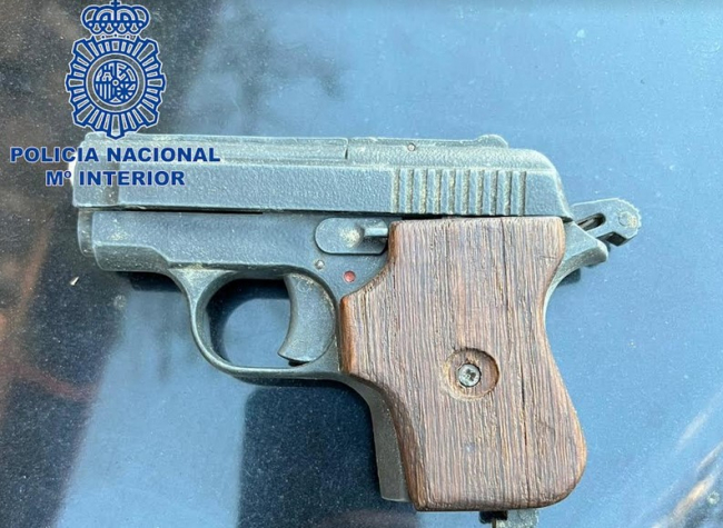 La Policía Nacional detiene a un individuo por vender droga en vía pública y portar una pistola, así como armas blancas