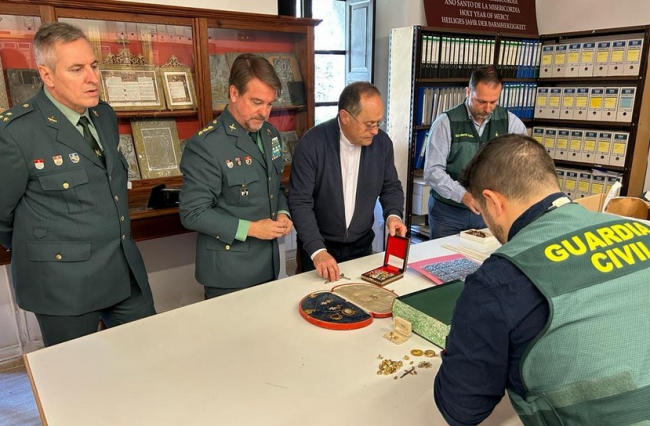 La Guardia Civil entrega las joyas y objetos que fueron sustraídos del Monasterio de Lluc