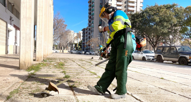 Este mes de marzo EMAYA ha eliminado las hierbas en 138.000 metros de calles y aceras