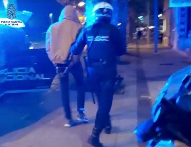 La Policía Nacional detiene a dos personas por llevar droga entre sus pertenencias