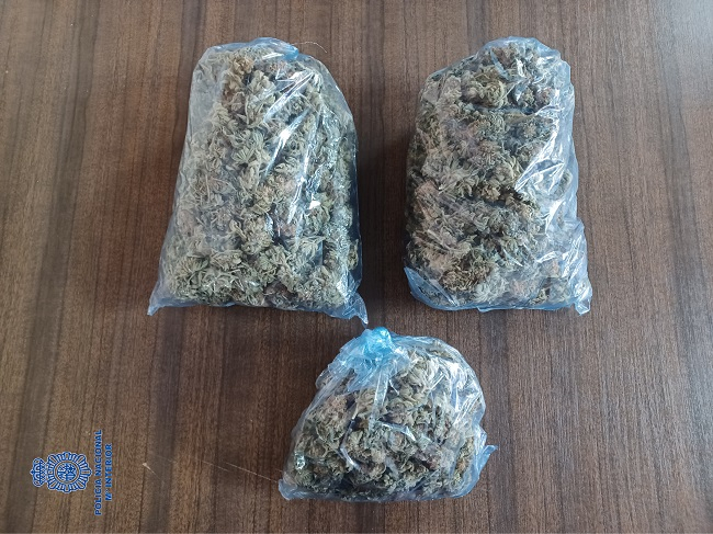 La Policía Nacional detiene a un hombre que trasportaba tres bolsas de marihuana en el coche junto a una menor de edad