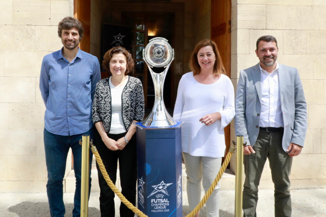 Este jueves se ha exhibido en el Consolat de Mar el trofeo de la Champions de Fútbol Sala