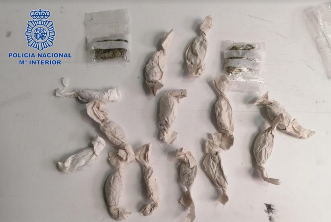 La Policía Nacional detiene a dos personas por portar droga entre sus pertenencias en diferentes dispositivos policiales