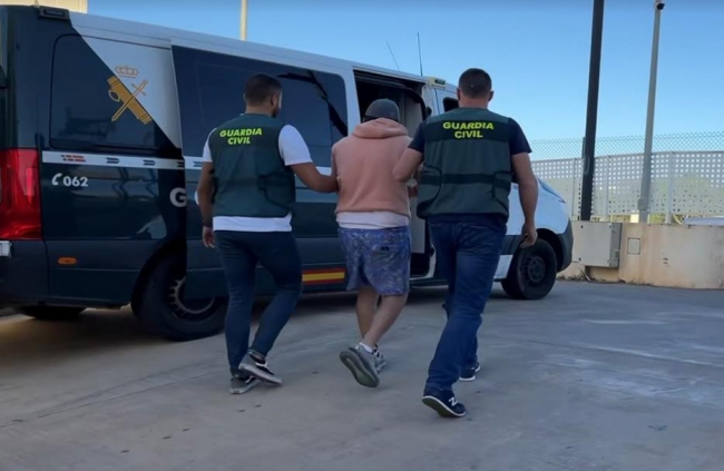 Detenido un varón por numerosos robos en interior de vehículos en las playas de Sant
Josep