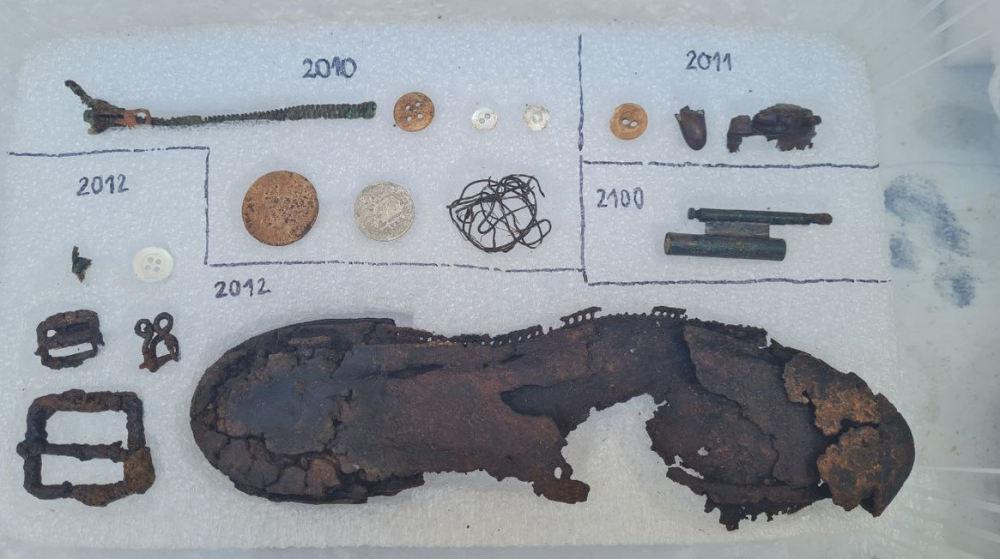 Restauración de objetos asociados a los cuerpos exhumados en Son Coletes