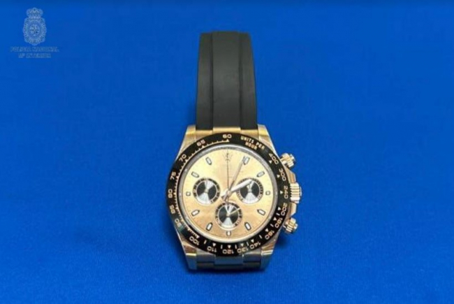 La Policía Nacional detiene a tres personas por robar un reloj de alta gama de un tirón a un turista