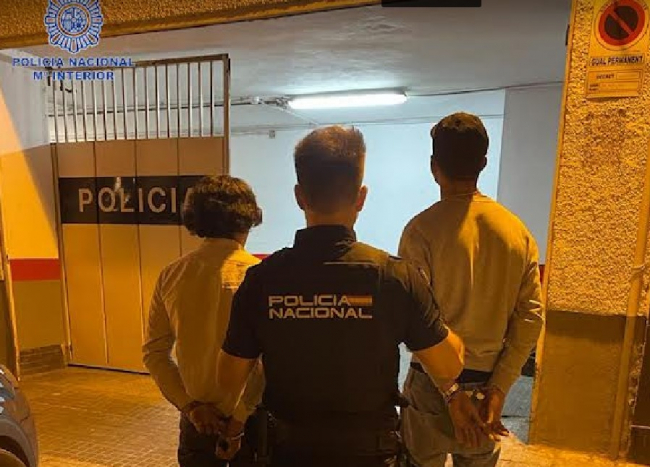 La Policía Nacional detiene a dos varones por abordar a un turista y robarle la riñonera