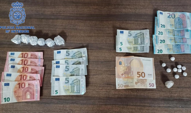 La Policía Nacional detiene in fraganti a tres hombres por vender droga en vía pública