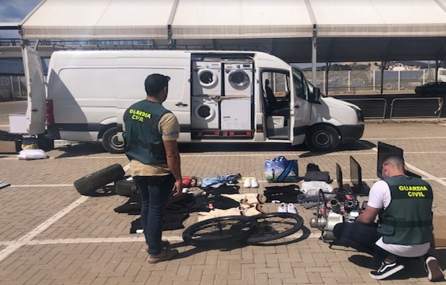 La Guardia Civil ha detenido a un hombre que pretendía salir de Ibiza con una furgoneta cargada de efectos robados