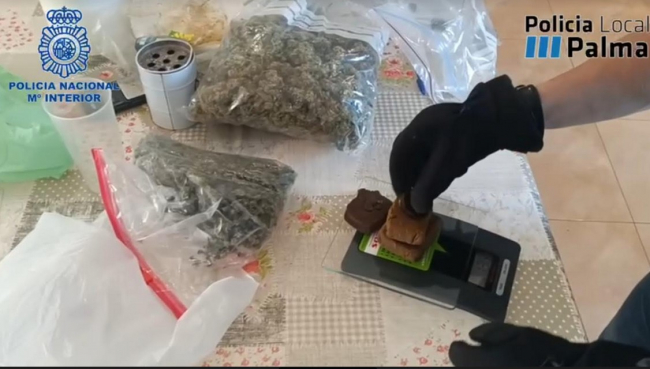 La Policía Nacional detiene a tres personas por vender marihuana y hachís en el barrio de la Soledad