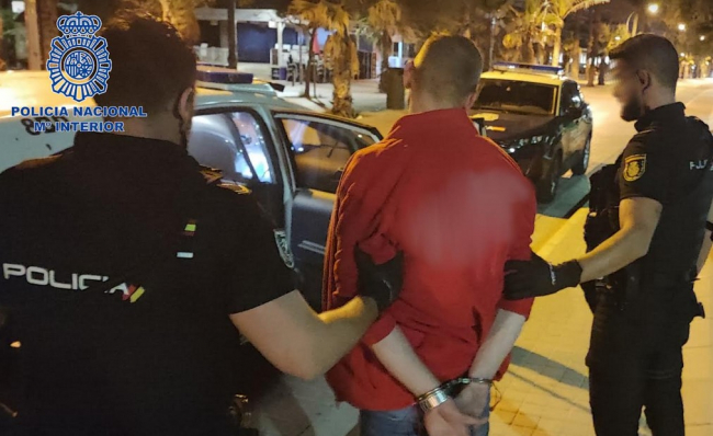 La Policía Nacional detiene a cuatro personas por vender y llevar droga en Playa de Palma