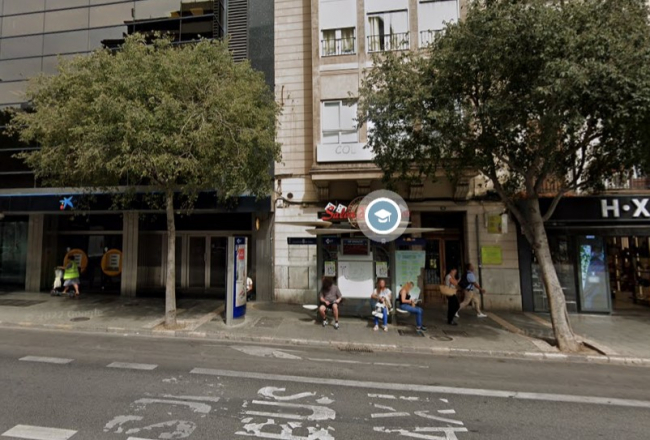 La Policía Nacional detiene a un hombre que abordó con una navaja a un joven en una marquesina de autobús