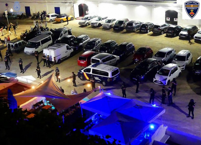 La Policía Nacional y la Policía Local realizan numerosas inspecciones en Ciutadela en locales de ocio en el arranque de la temporada estival