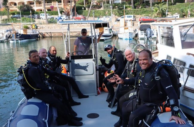 Limpieza del fondo marino del puerto de Portopetro para las fiestas