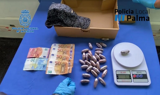 La Policía Nacional detiene a dos jóvenes al ser uno de ellos destinatario de un paquete con droga y el segundo por estar implicado