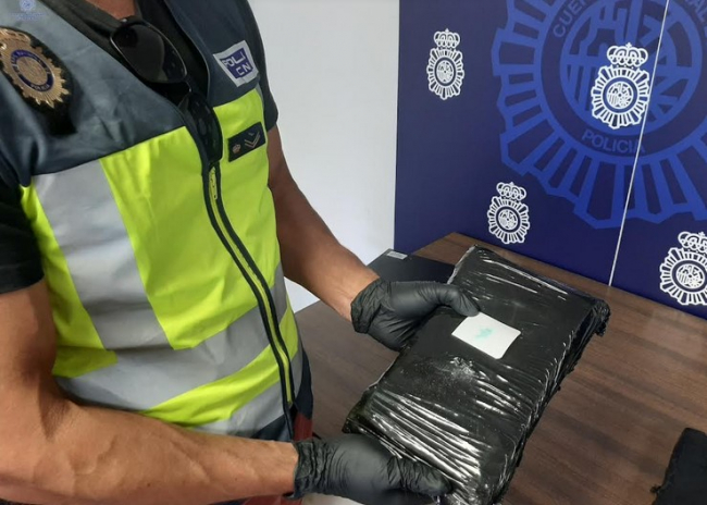 La Policía Nacional detiene a un hombre por llevar encima cuatro kilos de cocaína