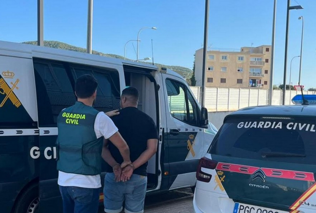 Detenido el autor de un delito de robo con violencia por un guardia civil fuera de servicio en Sant Antoni
