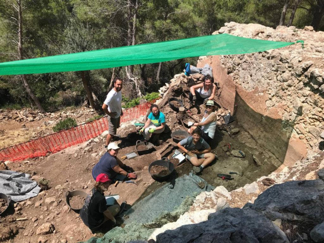 Más de cuarenta voluntarios participan en la primera excavación en la fortificación de Sa Bastida