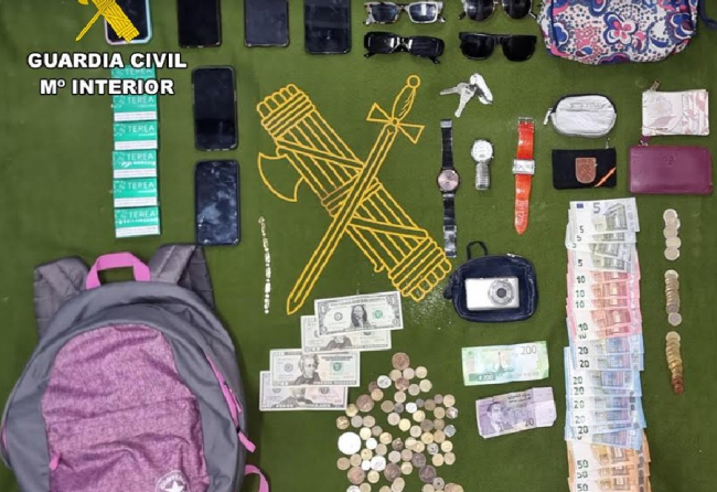 La Guardia Civil esclarece 19 robos en vehículos de aparcamientos de Cala s’Almunia
y Cala Agulla