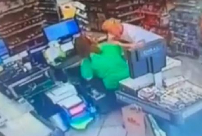 La Policía Nacional detiene a un hombre que acababa de robar con violencia en un supermercado 