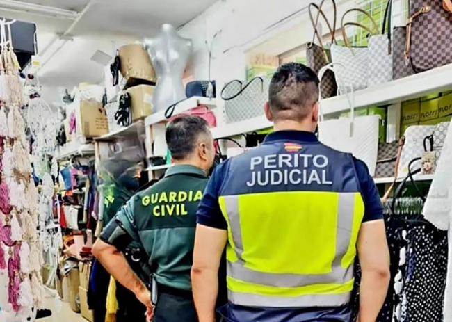 La Guardia Civil ha retirado de la venta más de 4.600 artículos falsos en comercios de Cala Millor y Sa Coma