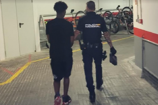 La Policía Nacional detiene a una persona que se abalanzó a otra para robarle el bolso en Palma