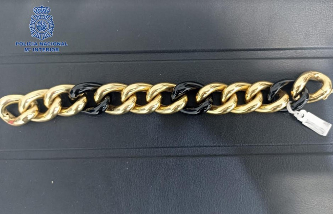 Detenida una familia por el hurto de una pieza de joyería