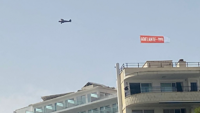 El PSIB-PSOE pide el voto y la movilización para el 23J en las playas de Mallorca con una avioneta con el lema 'Adelante, vota PSOE'