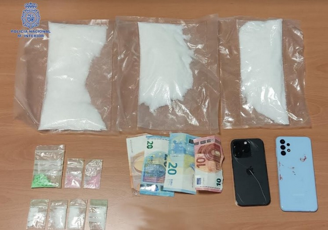 La Policía Nacional detiene en cuatro días a tres personas por intercambiar droga por dinero en la vía pública
